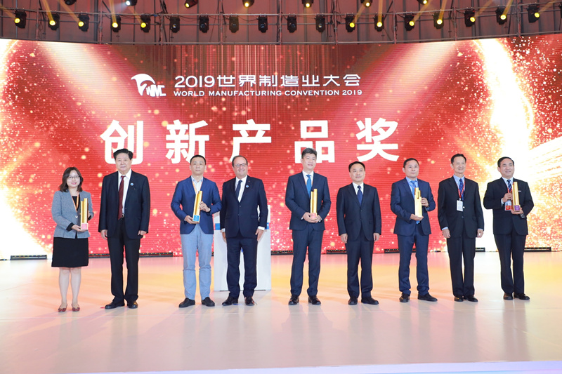 陜鼓集團黨委書記、董事長李宏安（右一）代表企業(yè)領(lǐng)取了創(chuàng)新產(chǎn)品金獎_副本.jpg